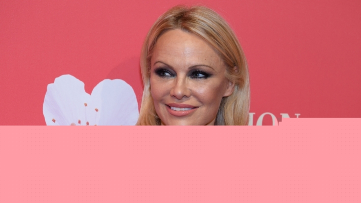 Pamela Anderson zeigt auf einem Instagram-Foto ihr funkelndes Schmuckstück.