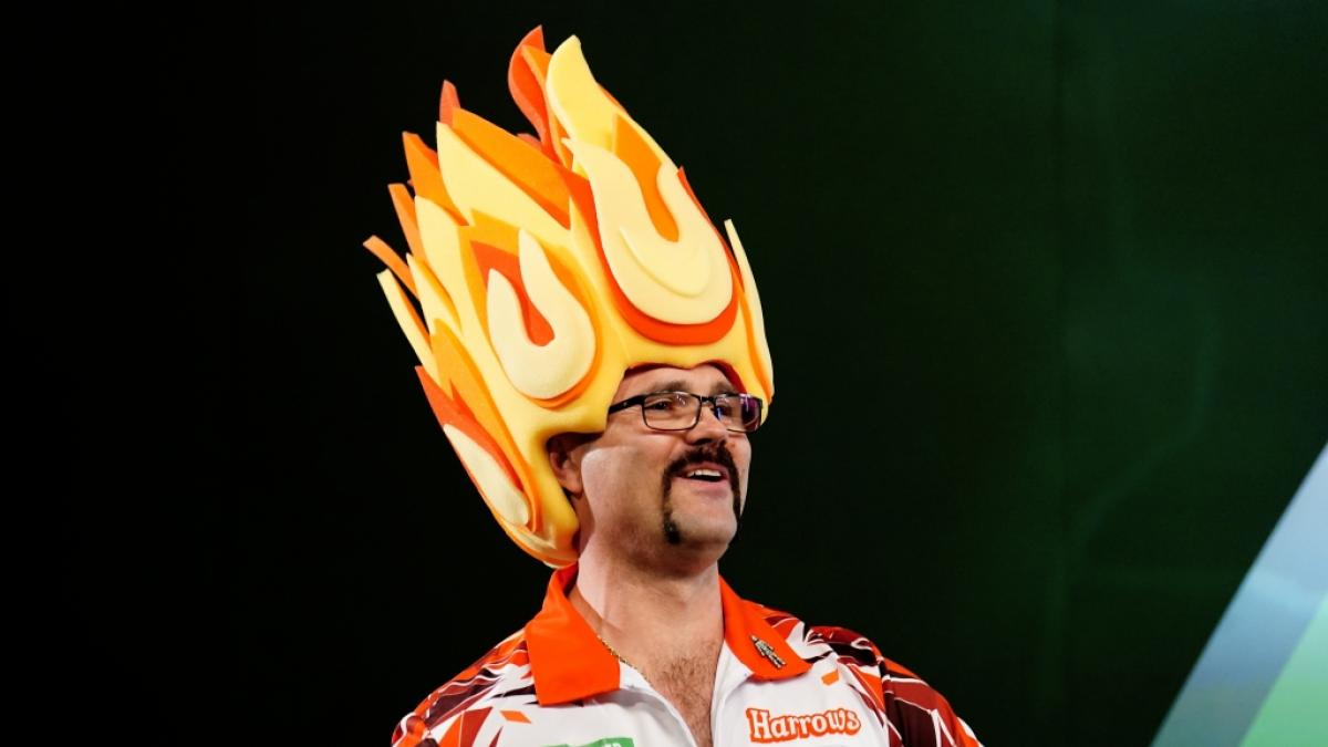 Damon Heta brennt f&uuml;r seinen Sport - und witzige Verkleidungen, wie diese Aufnahme des PDC-Profis von der Darts-WM 2024 beweist. (Foto)