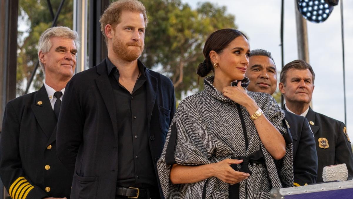 Meghan Markle trat bei dem von Kevin Costner veranstalteten Charity-Event gleich zwei Mal mit voller Wucht ins Fettn&auml;pfchen und blamierte sich bis auf die Knochen. (Foto)