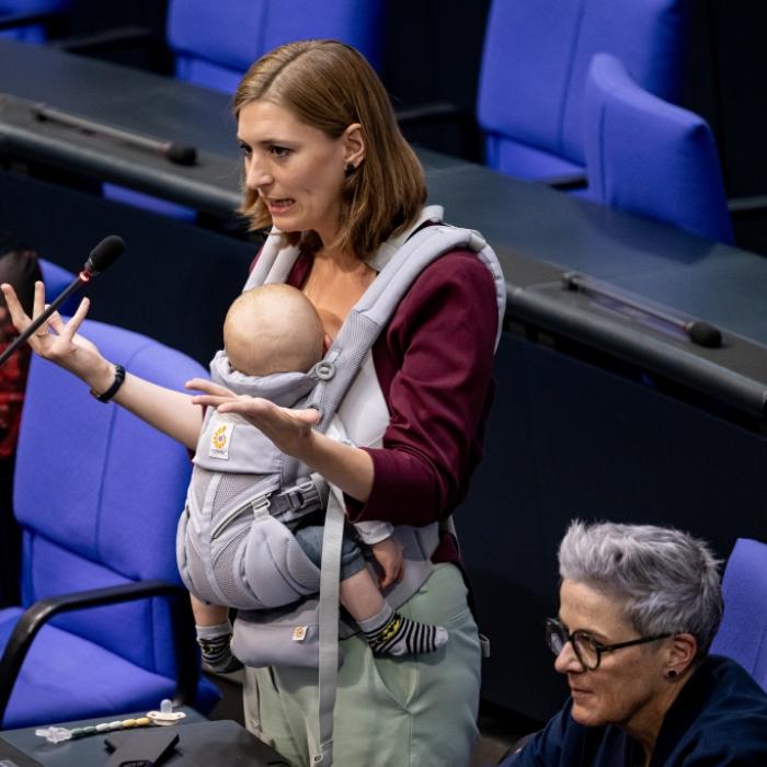 Baby-Premiere im Bundestag - Abgeordnete bringt Nachwuchs mit