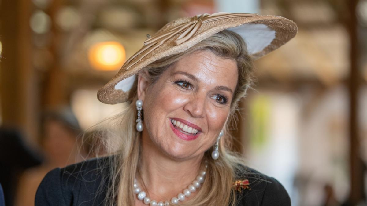 K&ouml;nigin M&aacute;xima strahlte bei ihrem ersten Vor-Ort-Auftritt seit Monaten bis &uuml;ber beide Ohren, als sie die Grundsch&uuml;ler besuchte. (Foto)