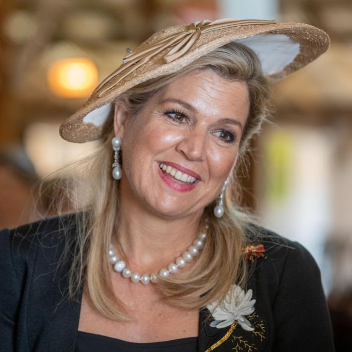 Ihr Strahlen verschleiert den ernsten Hintergrund dieses Auftritts