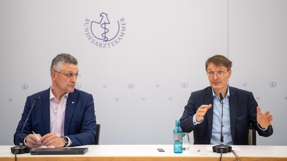 RKI-Pr&auml;sident Lothar Wieler (l.) und Gesundheitsminister Karl Lauterbach stellten bei einer Pressekonferenz ihre Pl&auml;ne zum Umgang mit den Affenpocken vor. (Foto)