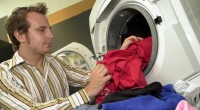 Die Kleidung am besten heiß waschen und diese danach getrennt von den anderen Anziehsachen aufbewahren  um sicherzugehen, dass die Eier und die schlüpfenden Parasiten sicher tot sind.