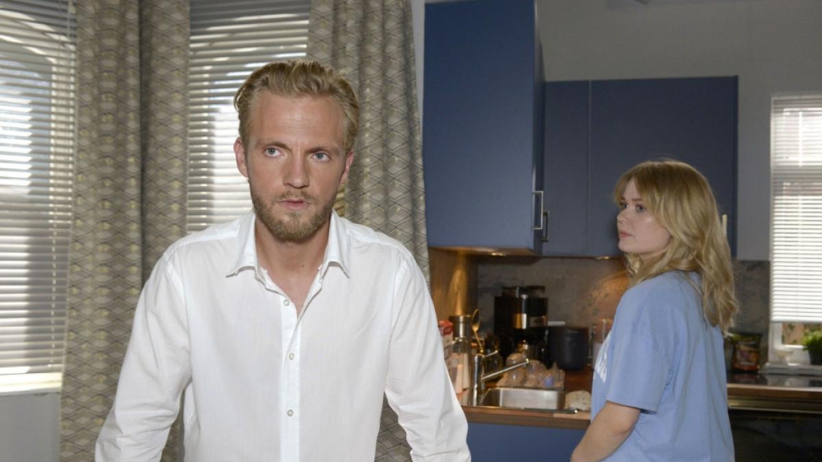 Paul (Niklas Osterloh) und Gina (Isabel Hinz) verlassen den Kille-Kiez gemeinsam. (Foto)