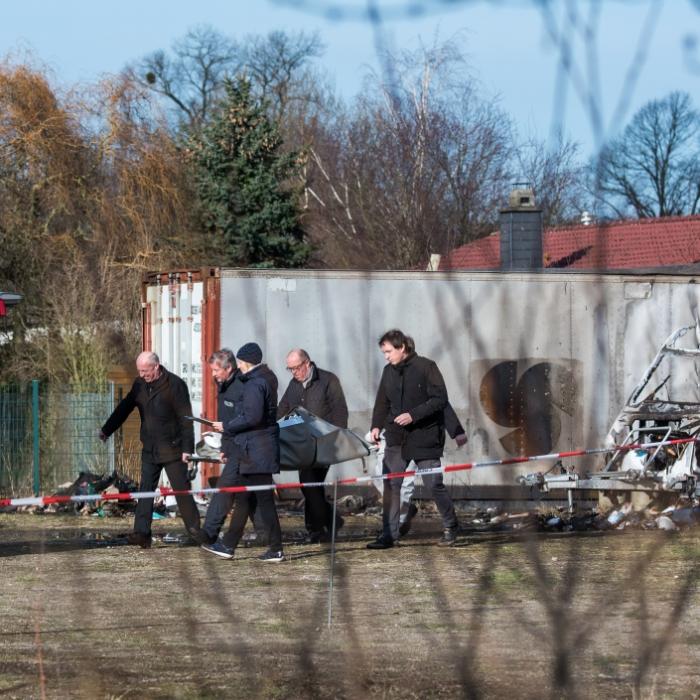Zwei Leichen und Tierkadaver in ausgebrannten Wohnwagen entdeckt