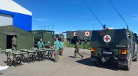 Militärfahrzeuge und Krankentragen mit Rädern stehen bei der Nato-Übung 