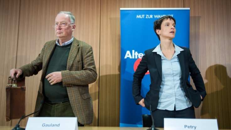 Frauke Petry (rechts), frühere Bundesvorsitzende der AfD, und Alexander Gauland am 09. September 2015 auf einer Pressekonferenz in Berlin zur Asyl- und Einwanderungspolitik.