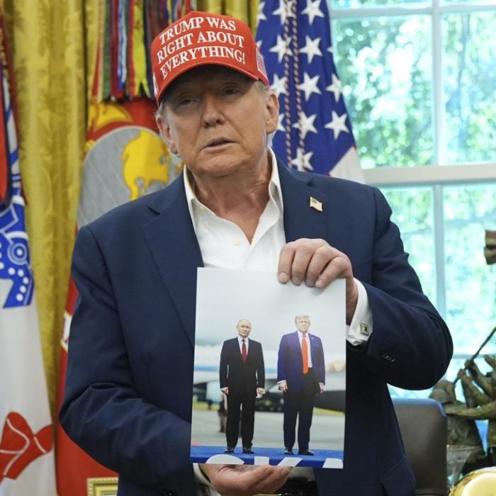 Trump schockt bei Fußball-Termin mit Putin-Foto