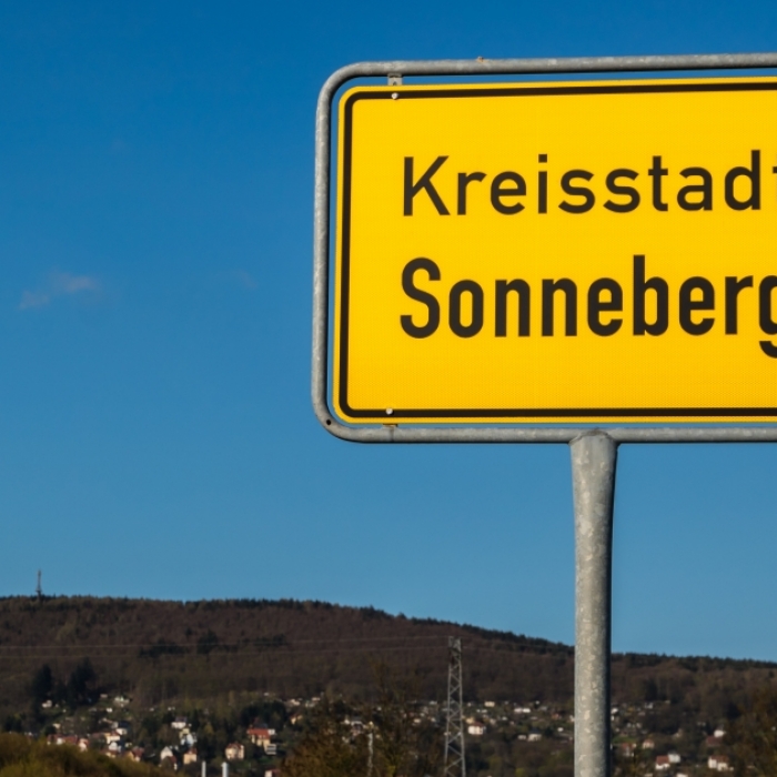 Schock-Video aufgetaucht! Neonazi verteilt blaue Ballons an Kinder - AfD wittert Verschwörung