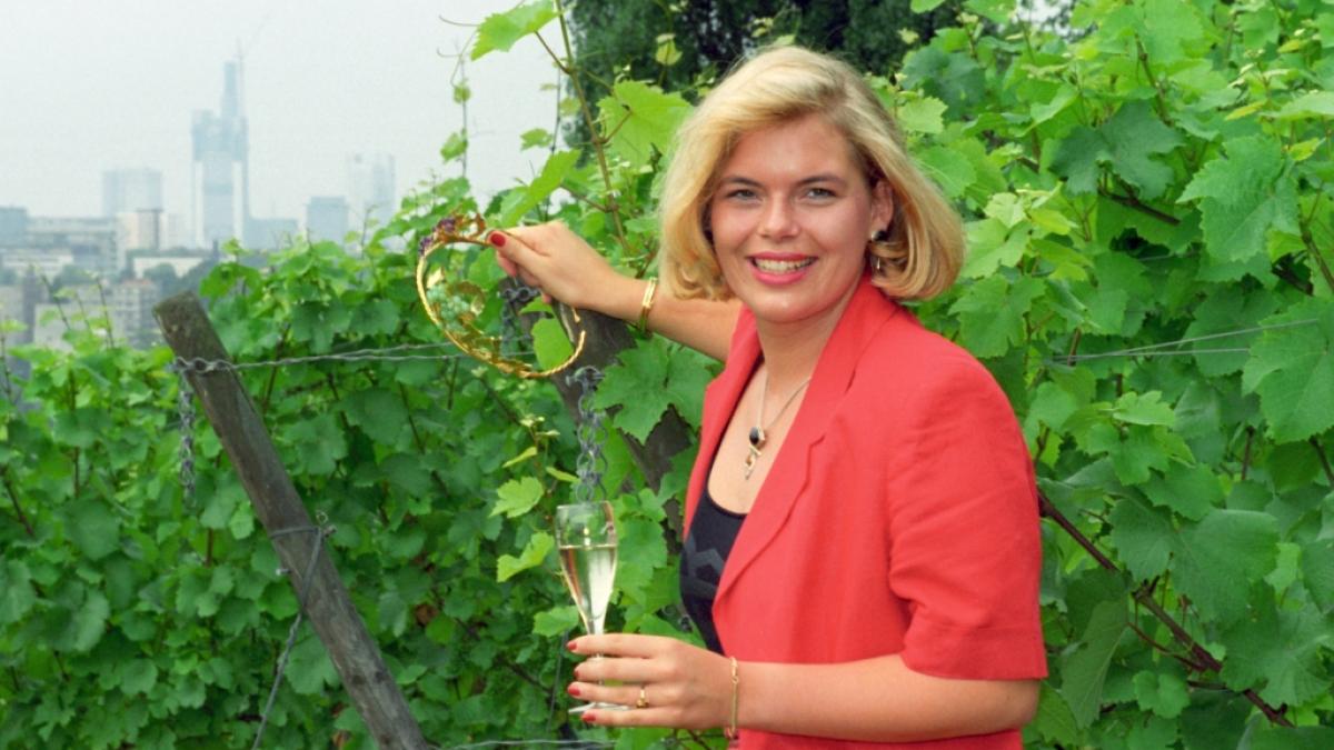 Als Deutsche Weinkönigin besuchte Julia Klöckner im Sommer 1996 den Frankfurter Lohrberg. (Foto)