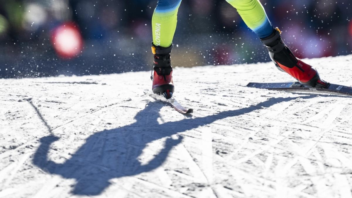 Der Schatten von Biathlet Anton Vidmar ist w&auml;hrend der Biathlon-Weltmeisterschaft auf dem Schnee zu sehen (Symbolbild). (Foto)