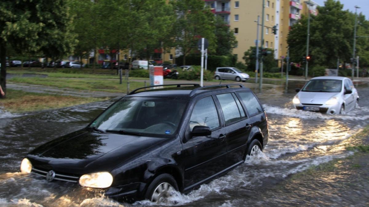 Durch Starkregen standen in Berlin zahlreiche Stra&szlig;en unter Wasser. (Foto)