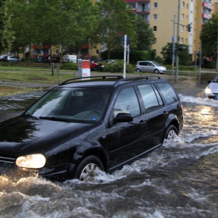 Starkregen flutet Deutschland! HIER drohen Unwetter