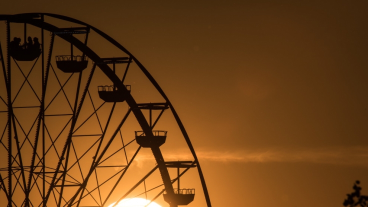 Erleben Sie einen romantischen Trip der besonderen Art: Sex im Riesenrad!