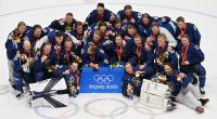 Die Spieler aus Finnland freuen sich über ihren Sieg und die gewonnene Goldmedaille.