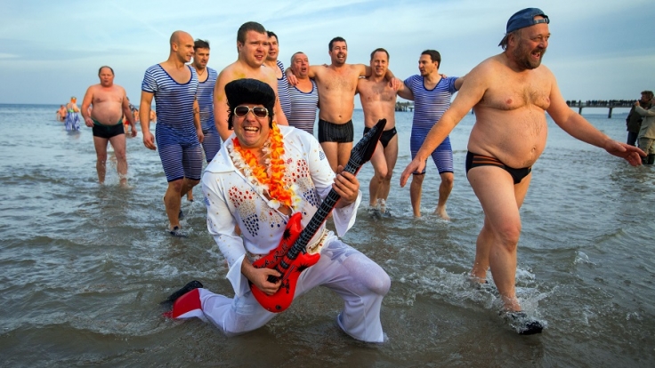 Mit einem Elvis-Kostüm wagt dieser Mann sich ins kühle Nass.