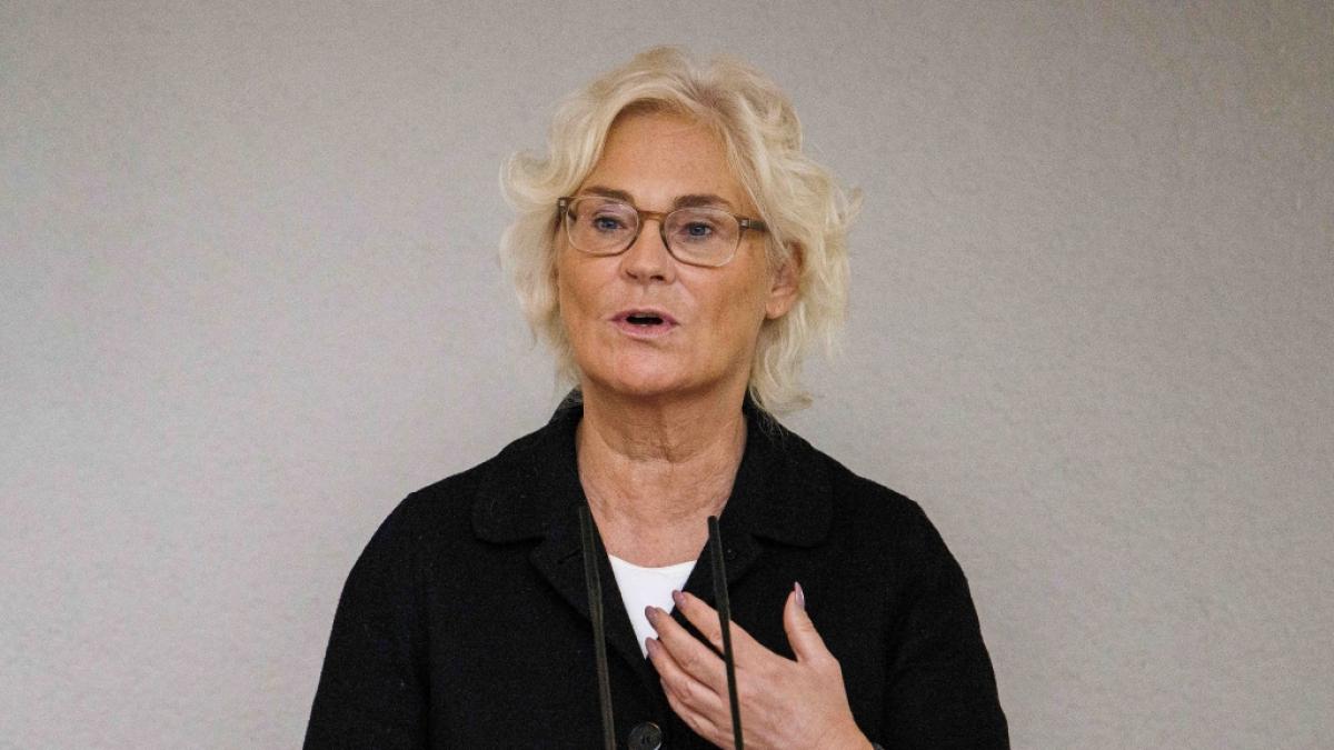 Die Nachrichten des Tages auf news.de:&nbsp;Christine Lambrecht: Verteidigungsministerin f&uuml;r teure Renovierung kritisiert. (Foto)