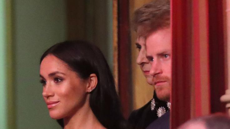 Der britische Prinz Harry (r) und seine Frau Meghan, Herzogin von Sussex, bei der jährlich stattfindenden Royal British Legion Festival of Remembrance in der Royal Albert Hall.