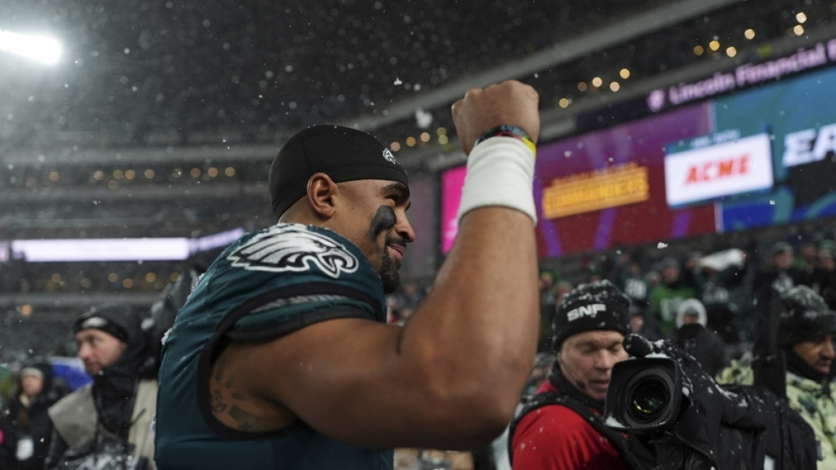 Jalen Hurts triumphiert im Schnee. (Foto)