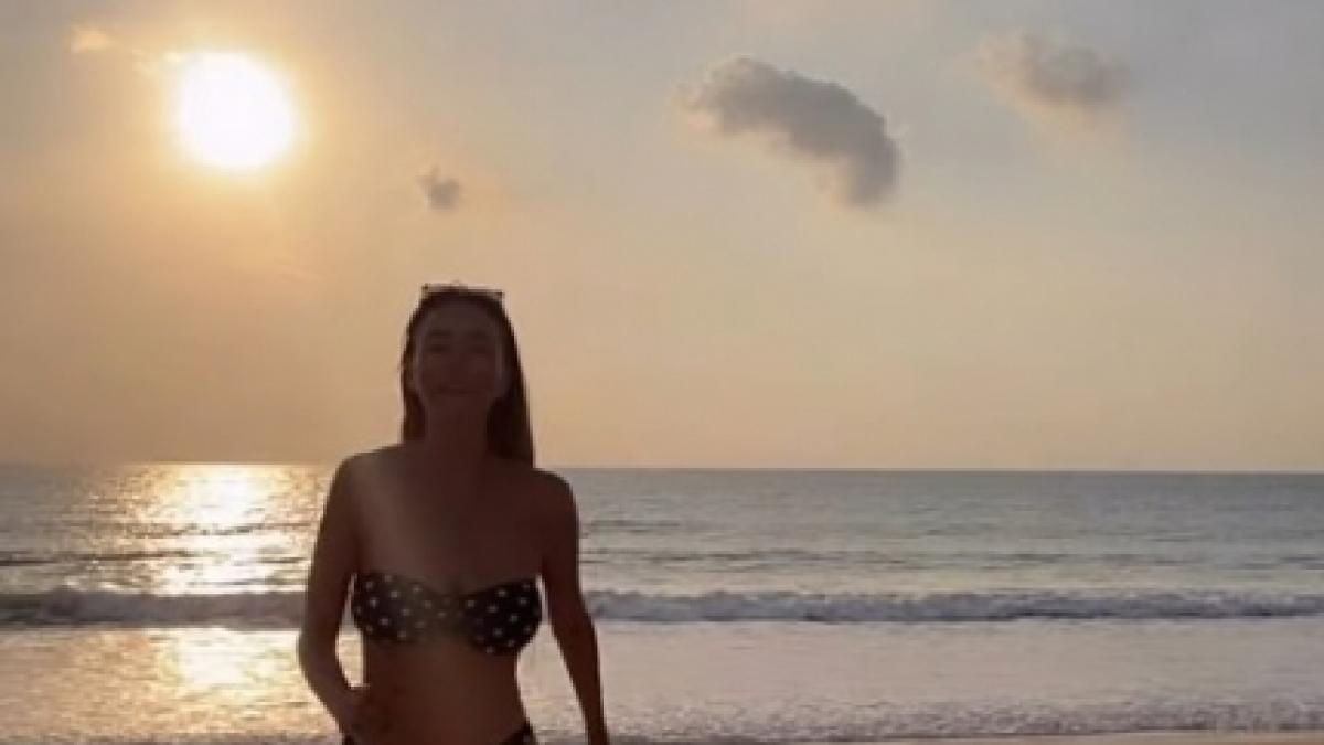 Ein Anblick f&uuml;r die G&ouml;tter: Verona Pooth genie&szlig;t eine sonnige Auszeit am Strand von Dubai. (Foto)