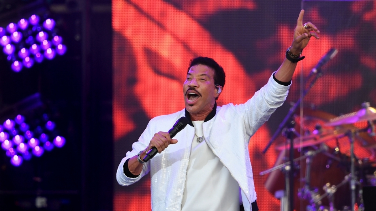 Lionel Richie performt auf der B&uuml;hne. (Foto)