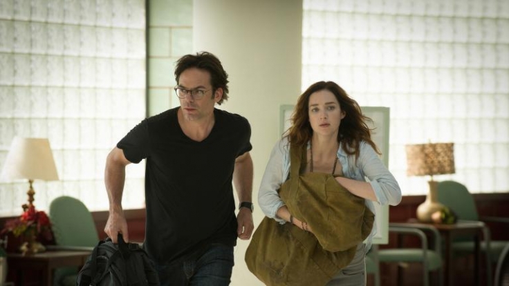 Mit dem Leopardenbaby im Gepäck versuchen Jamie (Kristen Connolly, r.) und Mitch (Billy Burke, l.), ein Labor zu finden.