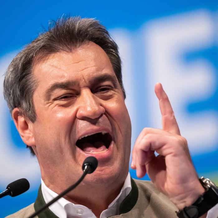 Völlig verändert! CSU-Chef amüsiert Netz mit Retro-Frisur