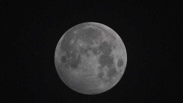 Der Vollmond taucht am Wochenende in den Halbschatten der Erde ein.