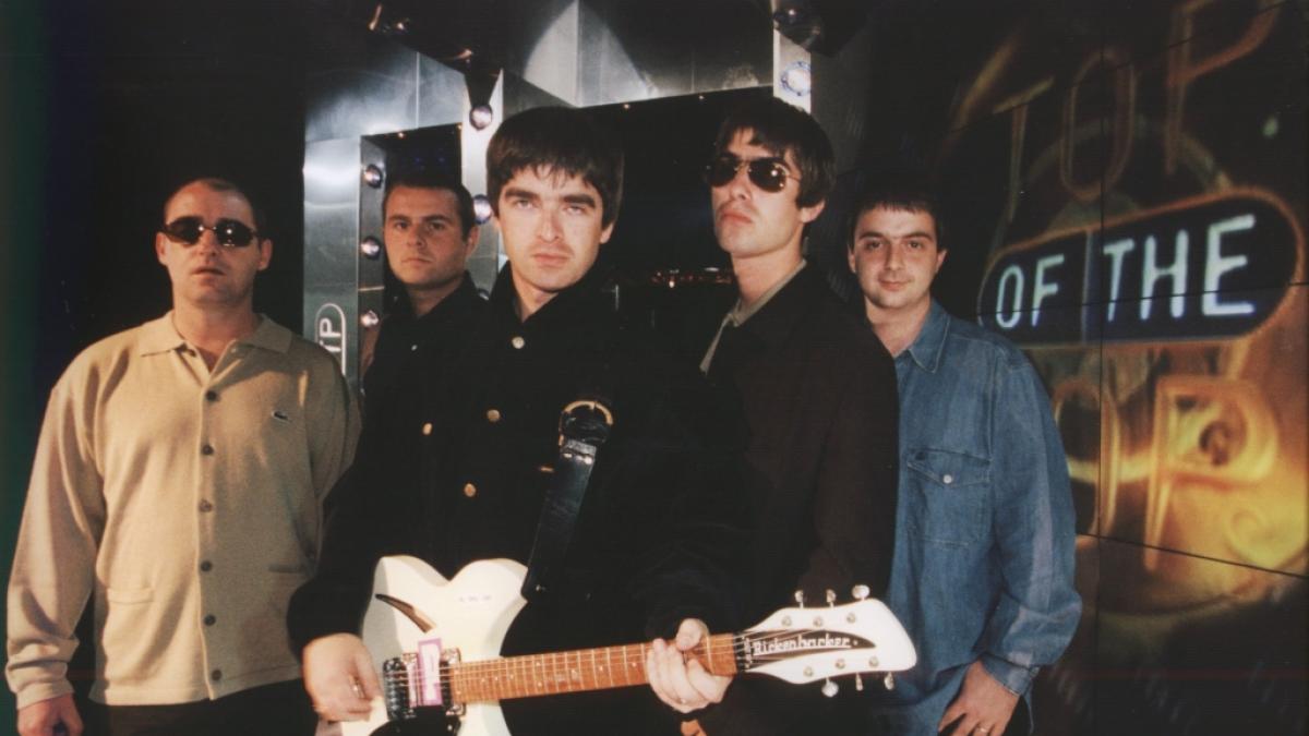 Schock f&uuml;r alle Fans der britischen Band Oasis: Der fr&uuml;here Gitarrist der Band, "Bonehead" Paul Arthurs (li.) hat eine niederschmetternde Diagnose erhalten. (Foto)