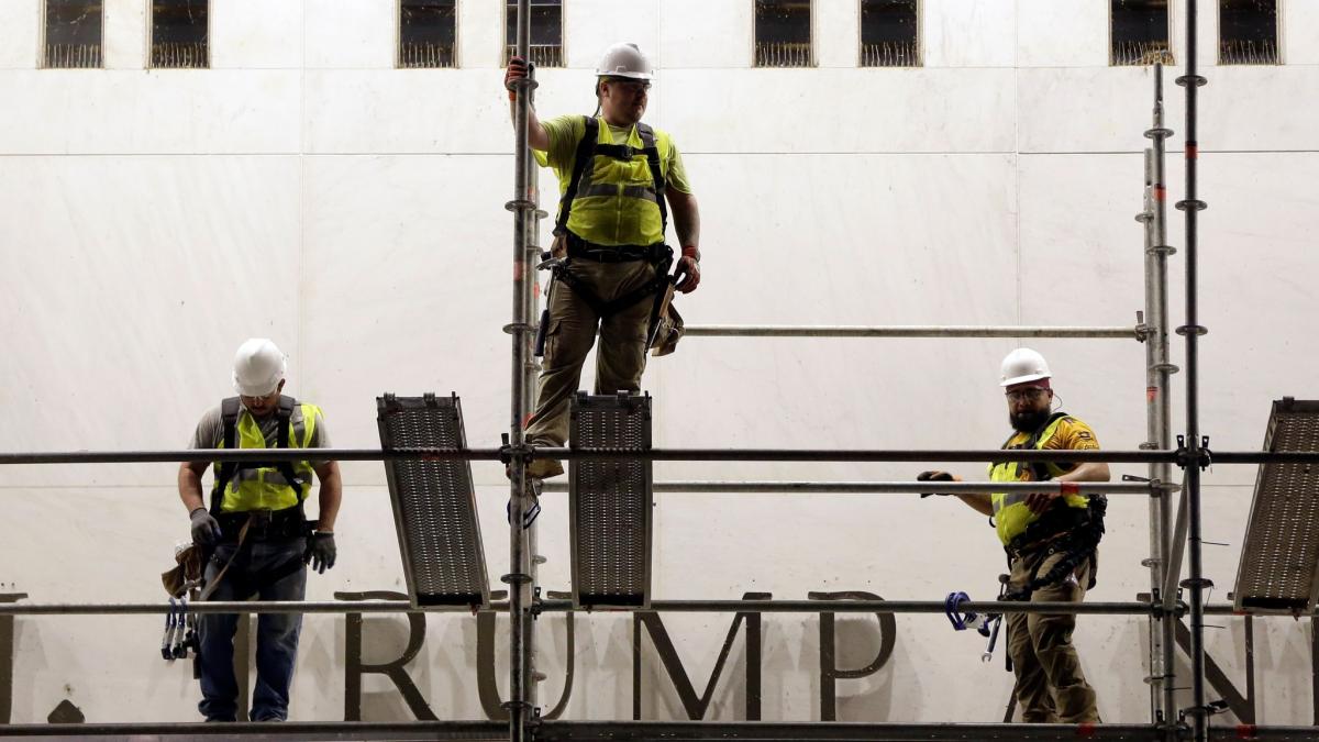 Arbeiter errichten vor dem Schild des John F. Kennedy Center for the Performing Arts ein Ger&uuml;st. (Foto)