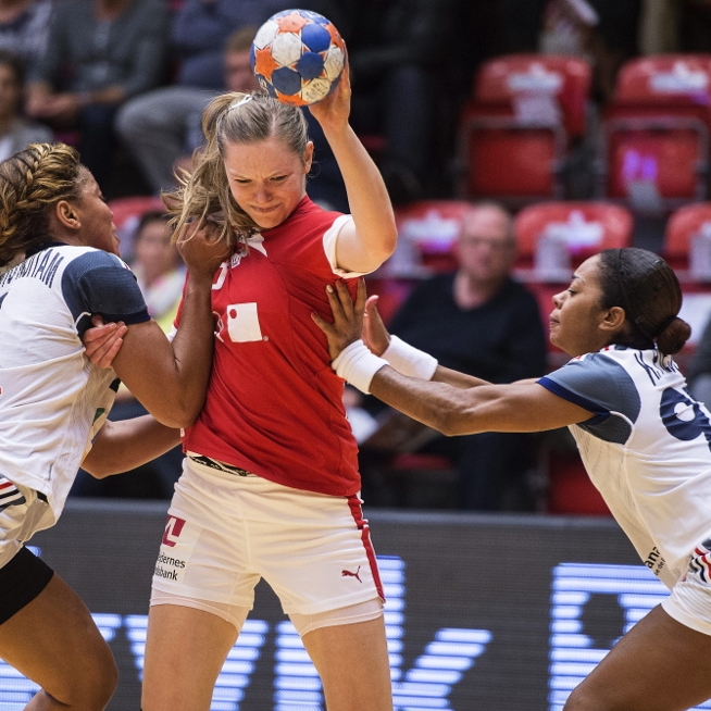 Im Siegesrausch! Handball-Mädels ziehen blank