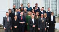 Das Kabinett um Bundeskanzler Olaf Scholz (SPD) steht beim Familienfoto bei der Klausurtagung des Bundeskabinetts auf Schloss Meseberg.