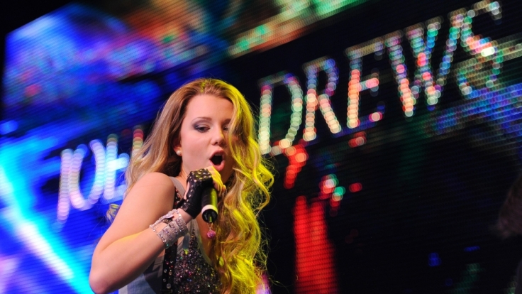 Joelina Drews performt auf dem Berliner Presseball ihren Song