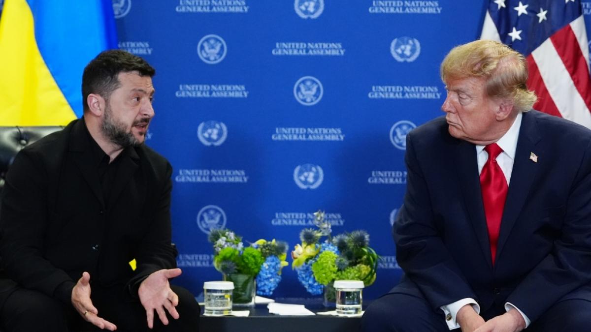Donald Trump (r.) setzt Wolodymyr Selenskyj (l.) weiterhin unter Druck. (Foto)