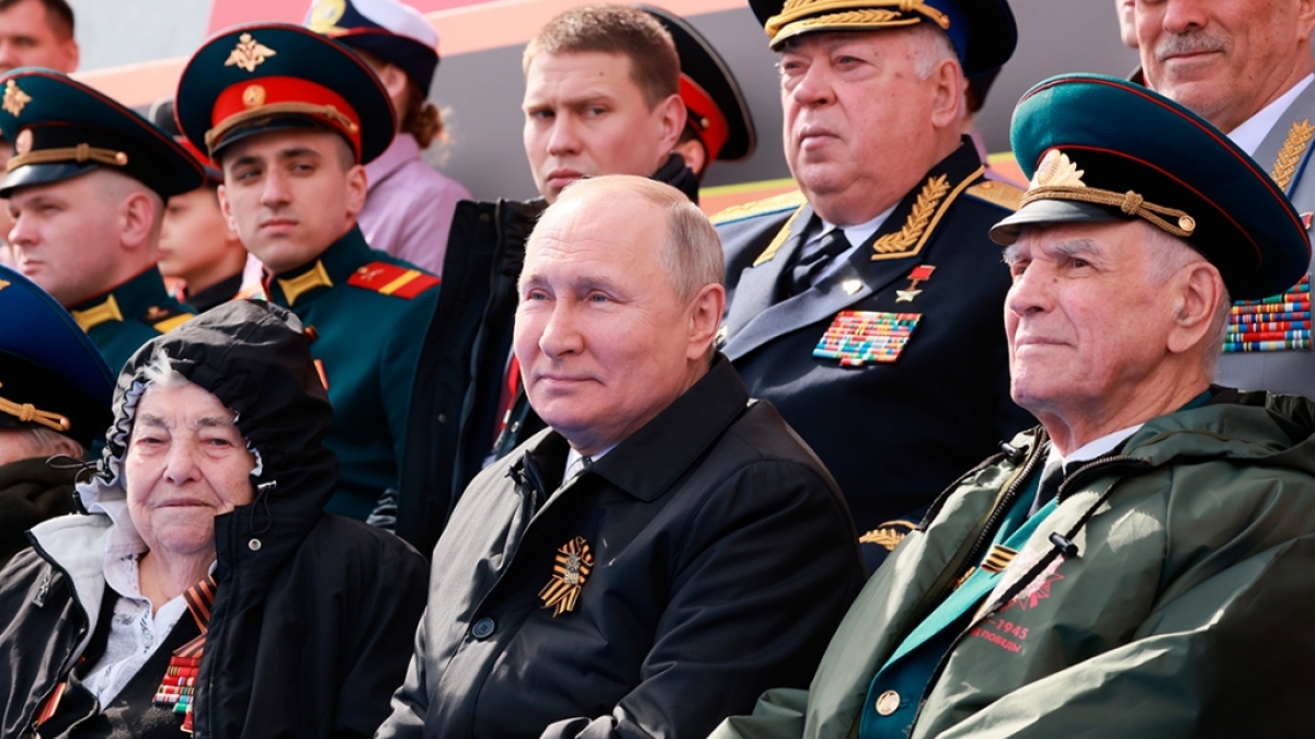 Wladimir Putin verfolgte die Milit&auml;rparade mit einer Decke auf seinem Scho&szlig;. (Foto)