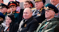 Wladimir Putin verfolgte die Militärparade mit einer Decke auf seinem Schoß.