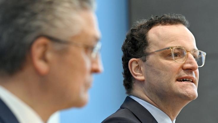 Lothar Wieler (l), Präsident vom Robert Koch-Institut (RKI), und Bundesgesundheitsminister Jens Spahn (CDU).