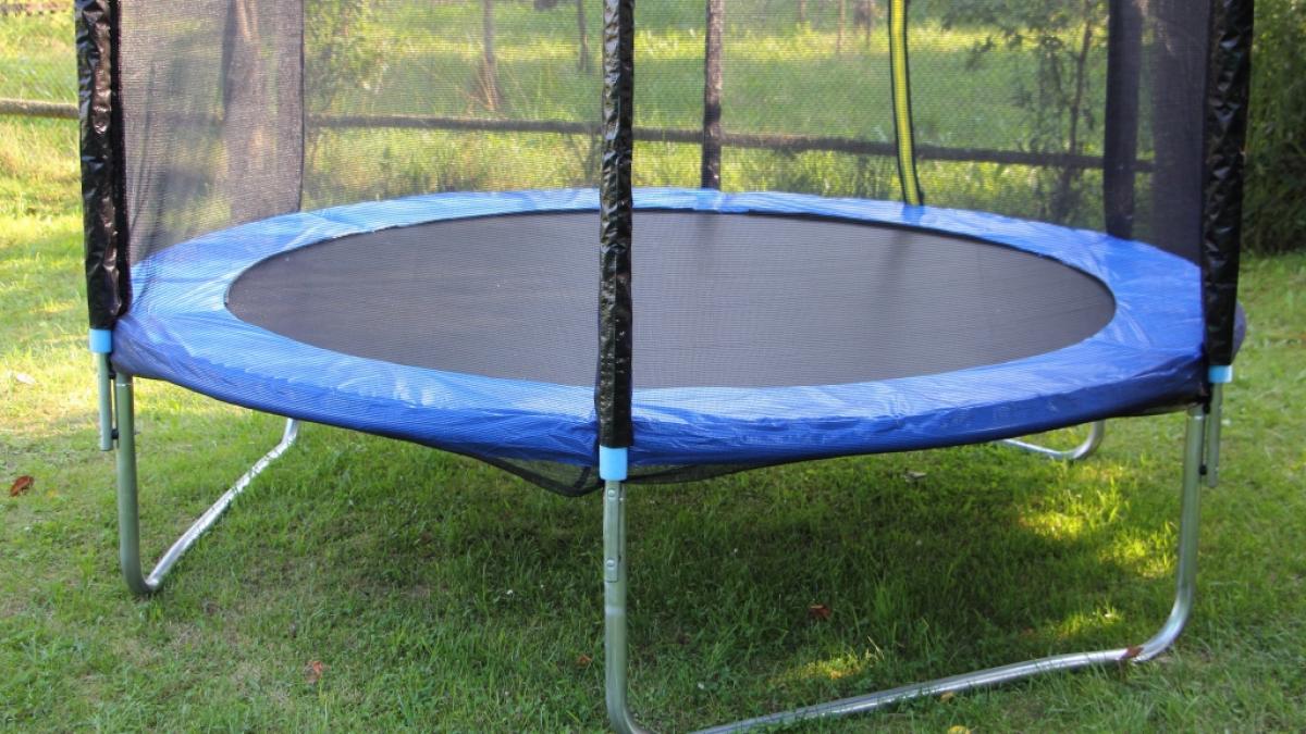Er st&uuml;rzte im Garten und knallte auf ein Trampolin - nun ist ein 37-j&auml;hriger Brite wohl f&uuml;r immer gel&auml;hmt und ringt nach einer Not-OP mit dem Tod (Symbolfoto). (Foto)
