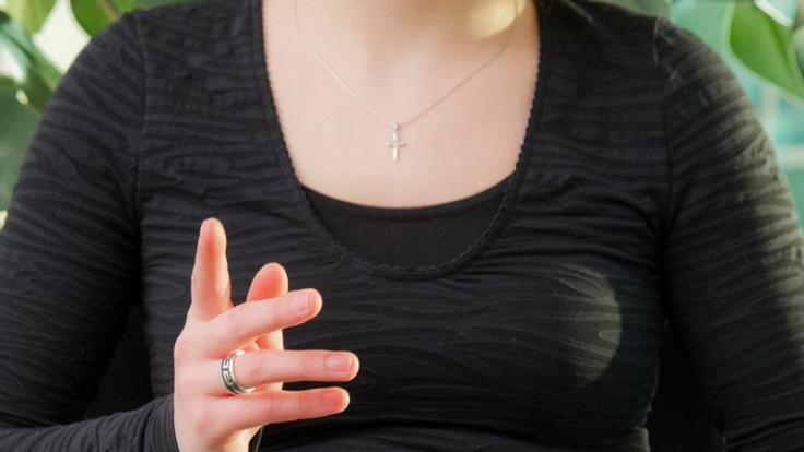 Die Körpersprache verrät viel: Einen aufgeschlossenen Eindruck hinterlässt, wer sich beim Sitzen nach vorne beugt, Blickkontakt hält und die Arme nicht verschränkt.