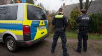 Die Polizei sucht nach dem Auffinden zweier Leichen in Fischerhude weiter nach dem mutmaßlichen Täter.