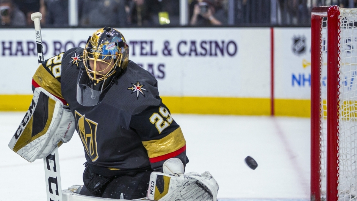 Eishockey: NHL, Vegas Golden Knights - Pittsburgh Penguins, Hauptrunde, Hauptrunde-Partien, 95. Spieltag: Der Puck verfehlt das Tor der Vegas Golden Knights mit Marc-Andre Fleury. (Foto)