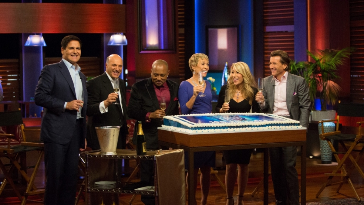 In derart trauter Harmonie erlebt man die Haie selten (v.l.): Mark Cuban,&nbsp;Kevin O'Leary,&nbsp;Daymond John,&nbsp;Barbara Corcoran, Lori Greiner und Robert Herjavec. (Foto)