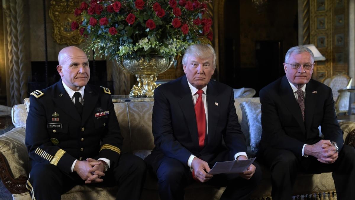 Donald Trumps (Mitte) Sondergesander f&uuml;r die Ukraine und Russland, Keith Kellogg (r.) hat seine Reise nach Kiew verschoben. (Foto)