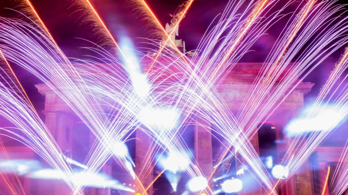 Nach zwei Jahren Abstinenz darf am Brandenburger Tor zu Silvester 2022/23 endlich wieder &ouml;ffentlich gefeiert werden - welche St&auml;dte au&szlig;erdem Feuerwerke zum Jahreswechsel planen, wird hier verraten. (Foto)