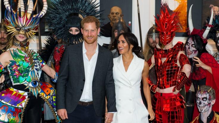 Sich im Kreise kunstvoll kostümierter Menschen in der Öffentlichkeit zu zeigen, war Prinz Harry und Meghan Markle als Vollzeit-Royals erlaubt - sich selbst zu verkleiden jedoch nicht. (Foto)