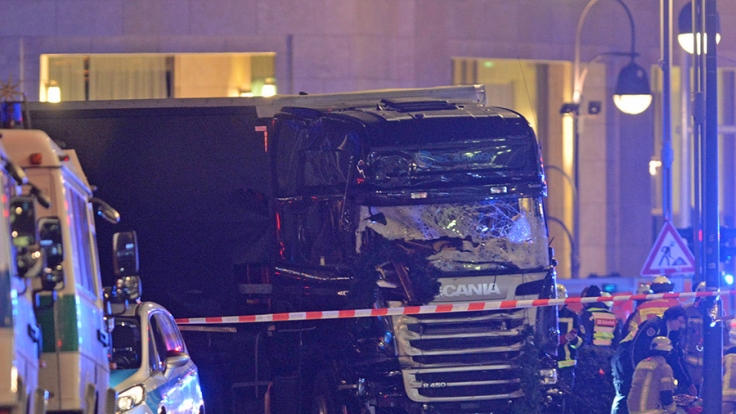 In Berlin ist ein Lastwagen in eine Menschenmenge gerast. Bislang starben mindestens zwölf Personen.