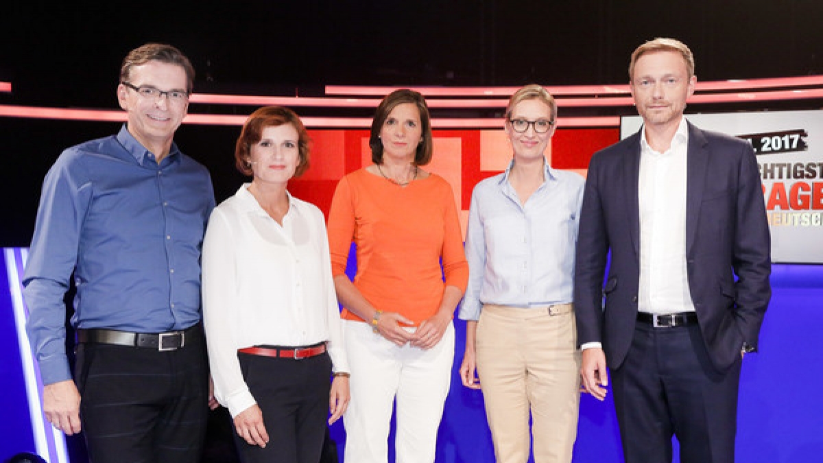 Moderator Claus Strunz mit (v.l.n.r.): Linke-Chefin Katja Kipping, Gr&uuml;nen-Spitzenkandidatin Katrin G&ouml;ring-Eckardt, AfD-Spitzenkandidatin Alice Weidel und FDP-Chef Christian Lindner. (Foto)