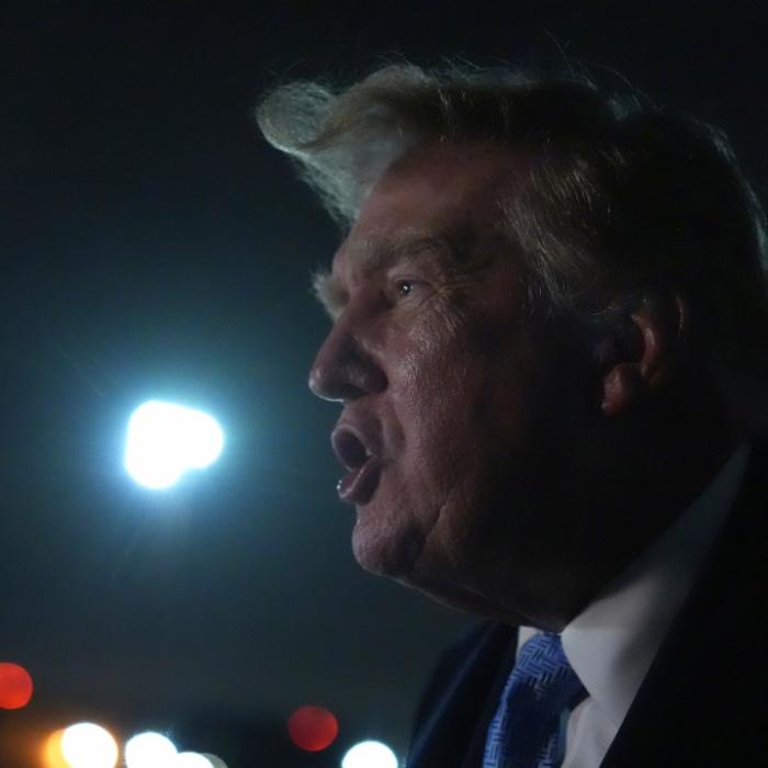 Sein Haar macht, was es will - plötzlich wirkt Trump beinahe kahl