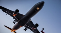 Nur knapp über den Köpfen der Schaulustigen. In Skiathos fliegen die Flugzeuge sehr flach ein. (Symbolbild)